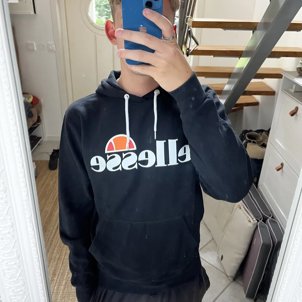 En svart ellesse hoodie i mycket bra skick! Har knappt använts och har väldigt bra passform samt mycket bra kvalite. Nypris 700, pris kan diskuteras!. Hoodies.