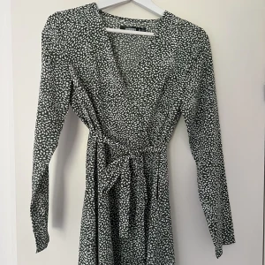 Klänning - Grön klänning från missguided. Stl 34. Aldrig använd