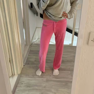 Juicy cotoure  - Säljer mina rosa vintage juicy cotoure byxor. Riktigt 2000-tal stil. Det är fortfarande i bra kondition med märke kvar och allt🫶 skriv om ni har frågor💕