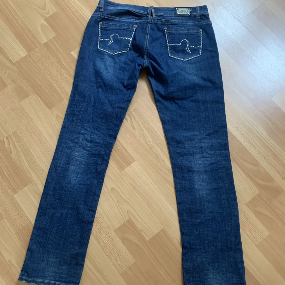 Coola lågmidjade jeans som jag hittade på en secondhand men dom var tyvärr för stora för mig 💕💕. Jeans & Byxor.