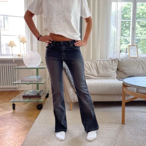 Lågmidjade jeans  - Säljer dessa Super snygga låg midjade jeans🥰🥰 Midjemått : 33 cm Innerbenslängd: 76 cm