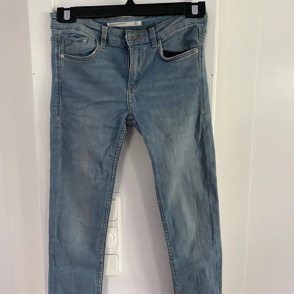 Super fina jeans i storlek xs typ aldrig använda så i nyskick. Jeans & Byxor.