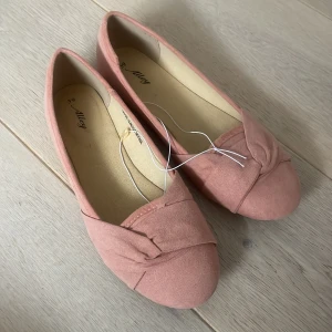 Ballerina skor strl39 - Helt oanvända ballerina skor från skopunkten. Köpta för 150 säljer för 100kr💕 strl 39