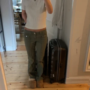 Jeans - Säljer dessa as snygga och trendiga jeansen. Inget tecken på användning och as snygga att ha både i skolan och på fest å middagar💕💕