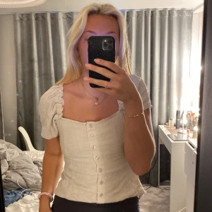 Jättesöt topp från HM - Beige Topp från HM, använd 1 gång. Jättefint skick