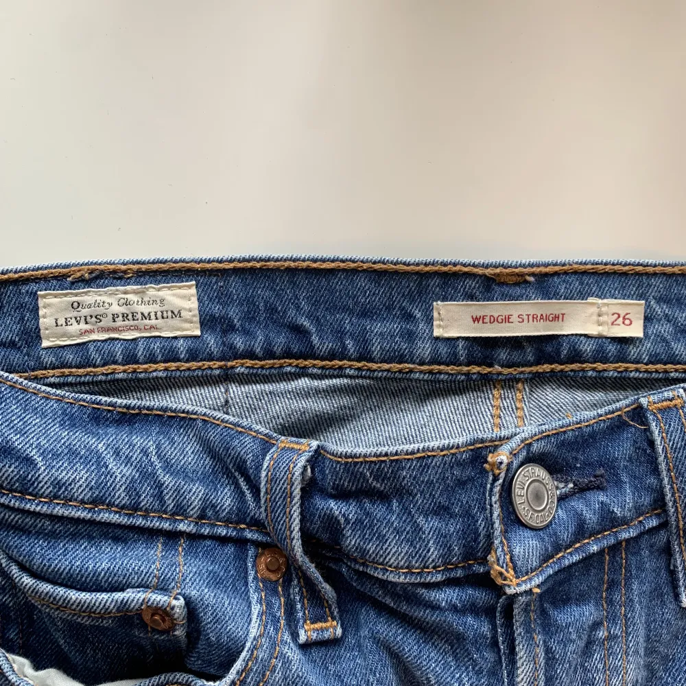 Mom-jeans från Levi’s i strl 26. Säljer då dem är lite korta på mig som är 172. I princip i nyskick förutom pyttelite slitage mellan benen (se bild två)☺️. Jeans & Byxor.