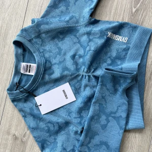 Gymshark tröja  - En helt oanvänd tröja med prislappen kvar ifrån gymshark🫶🏼 adapt seamless camo i blå. Skriv till mig vid intresse💗