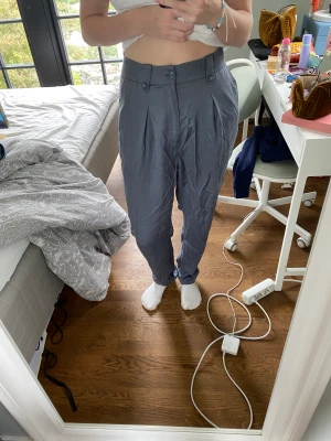 Blågråa kostymbyxor  - Några väldigt ostrukna kostymbyxor från Carin Wester😊 (strycker innan jag skepar iväg) köparen står för frakt