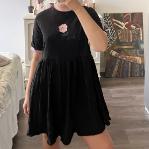 Babydollklänning Lazy Oaf - Babydollklänning från Lazy Oaf med fickor.