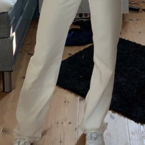 BEIGA JEANS - Snygga beiga jeans från bik bok. Storlek 25/32 Säljs pga för små, använda fåtal gånger
