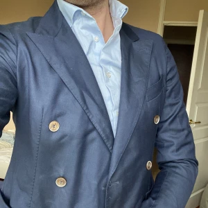 Kavaj från Cavaliere - Snygg dubbelknäppt kavaj från det svenska märket Cavaliere. Kavajen har inga defekter och har ett nypris på ca 4000 kr! Även snygg som oversize.