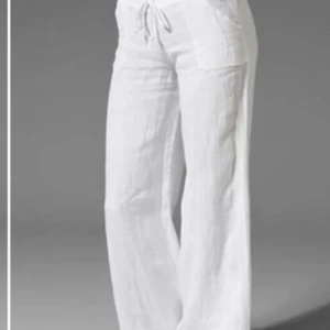 Vita linnebyxor  - Jätte fina vita linnebyxor, perfekta till sommaren. Köpta på Plick men säljer på grund av att dom var för korta för mig som är 170 cm. ( köpare står för frakten)🌺☺️