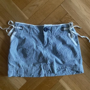 Sommar kjol - Säljer denna jätte fina somriga kjol😚 Midjemått:38 cm Längd:33 cm