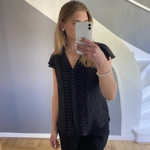Svart blus - Intressekoll på denna supersöta blusen. Köpt secondhand och använd en gång. Skriv för fler bilder eller frågor💕 