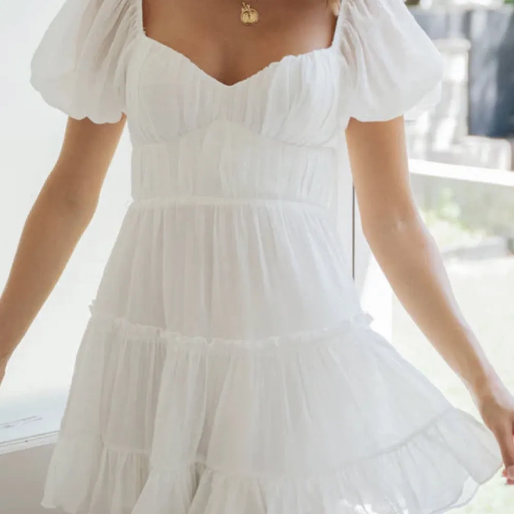 Superfin vit klänning köpt förra året från Dennis Maglic. Endast använd en gång!! (Nypris 899kr) Skriv gärna för fler bilder eller funderingar!💕💕. Klänningar.