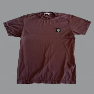 Stone Island T-Shirt - Stone Island T-Shirt. Toppenskick, storlek S 💫