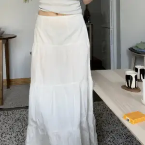 Vit kjol från tidigare kollektion av Hanna Sjöberg X Nakd. Aldrig använd. Sitter jättefint 