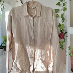 Beige linneskjorta  - Superfin beige 100% linneskjorta från Cubus. Stl: XS, men passar också S. Aldrig använd. Prislapp finns kvar. Ord. pris: 399 kr, men den har några pyttesmå hål (se bild 3), så priset sänks till 100 kr. Skriv om du har frågor :)