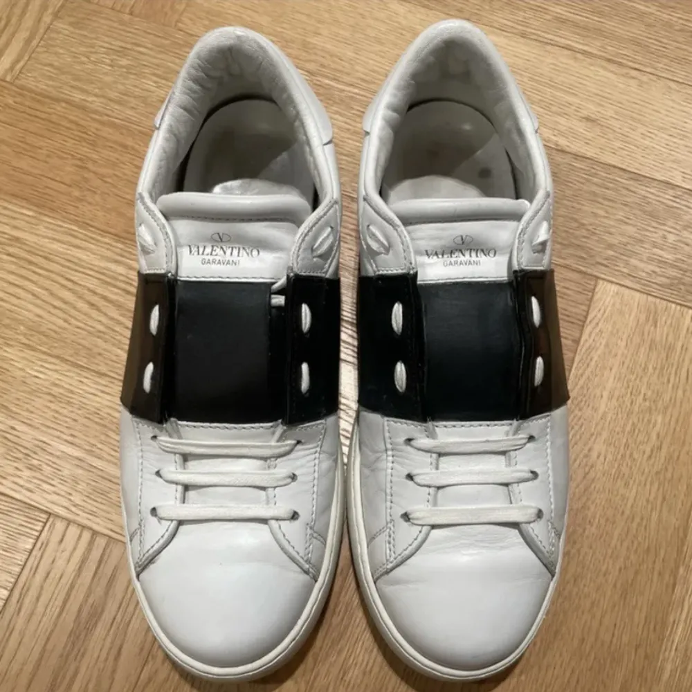 (New) Sold:3399kr Retail:6500kr Valentino Rockstud Low Sneakers(White/Black) Size:45eu Condition:7/10 Everything OG Is Included  Dm for more info&pics. Skor.