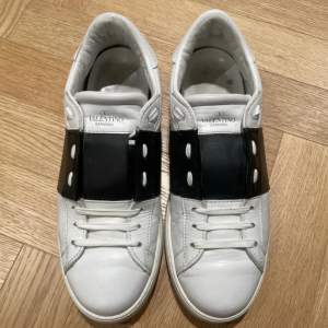 (New) Sold:3399kr Retail:6500kr Valentino Rockstud Low Sneakers(White/Black) Size:45eu Condition:7/10 Everything OG Is Included  Dm for more info&pics