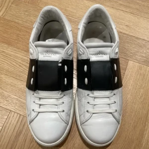 Valentino Rockstud Low Sneakers(White/Black) - (New) Sold:3399kr Retail:6500kr Valentino Rockstud Low Sneakers(White/Black) Size:45eu Condition:7/10 Everything OG Is Included  Dm for more info&pics
