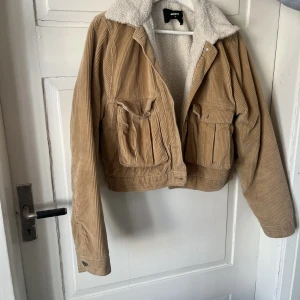 Manchester jacka - Säljer denna snyggingen som inte riktigt är min stil längre. Inga större täcken på användning. Perfekt för hösten/vintern. Pris kan diskuteras 💓💓