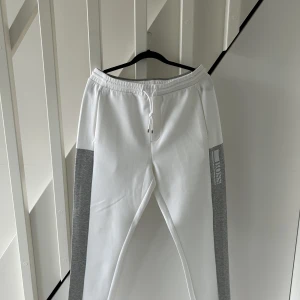 Hugo boss  - Säljer mina boss mjukis byxor då de bara har legat i garderoben, använda 3 gånger skick 10/10