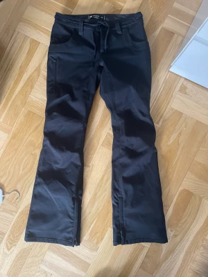 Skidbyxor - Skidbyxor beställda på ridestore, använda en säsong strl S. Lite bootcut