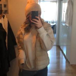 väst - beige väst från only 