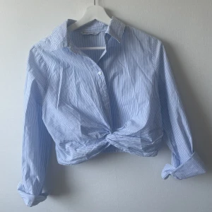 Kort skjorta  - Magtröja i form av skjorta som är färdigknuten.  Oanvänd 