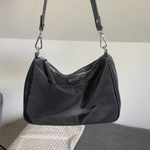 Väska - Säljer denna fina och praktiska väska då den aldrig kommer till användning🫶🏻