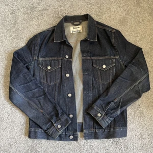Acne Studios Jeansjacka - Utmärkt conditon 9/10  Skriv om du har fråga!