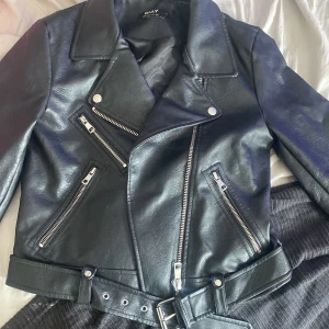 Skinnjacka - Lägger ut denna as snygga skin jacka ifrån only eftersom det inte är min still, användt fåtal ggr och ör i bra skick skriv t mig för fler bilder😻🫶🏽 den är en M men väldigt liten i storleken så passar en s och xs mer skulle jag säga
