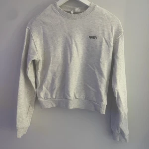 Grå tröja  - Använd två gånger bra skick storlek xs