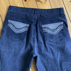 lågmidjade jeans med fina detaljer på fickorna 