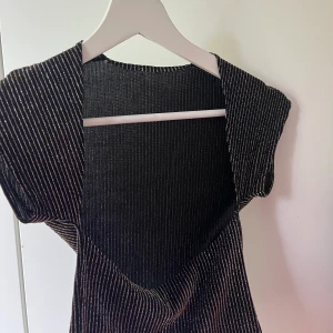 GLITTRIG FESTTOP MED ÖPPEN RYGG - Säljer denna handsydda festtop i ett fint glittrigt och stretchigt tyg med öppen rygg🌟skriv för mer info🫶🏼