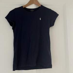 Ralph Lauren t-shirt storlek L (ungdom) men motsvarar storlek XS/S