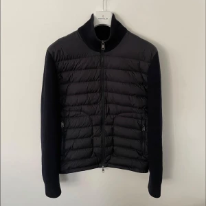 Moncler Cardigan L - FYNDA! Billigare hittar ni inte 🤹 Moncler Cardigan köptes i vintras  Size: L (fits M/L)  Cond: 8.5/10 Färg: Navy KÖP NU: 5500kr (NYPRIS 11.000kr❗️)