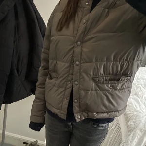 MassimoDutti jacka☺️☺️☺️ - Säljer denna nya slutsålda MassimoDutti jackan i mörkare en beige färg andvände ett fåtal gånger men är helt nyskick. Köptes i mars! Nypris ör 1095kr💖💖💖