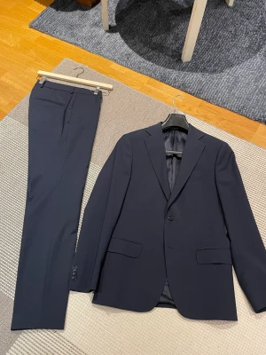 Kostym Oscar Jacobson - Kostym från Oscar Jacobson. Storlek 46 byxorna 44. Använd vid två tillfällen och har inga skador.