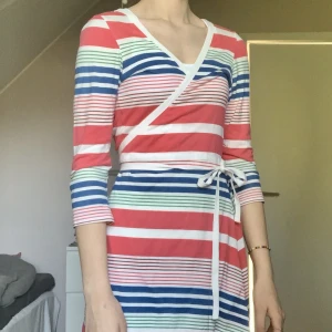 Randig klänning - Säljer denna fina omlottklänningen som man knyter i sidan, från märket twist&tango 🧡 står strl L i den men passar mig som är S/M 🫶🏻 använd men i superfint skick, orginalpris ca 500 kr, säljer billigt för 100 kr🤍använd gärna köp nu knappen :)