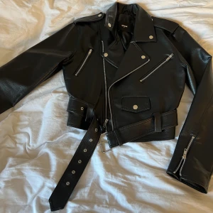 Skinnjacka - Säljer nu min skinnjacka som jag köpte på bikbok för 1 år sen för 699kr, den är slutsåld på hemsidan. Skriv privat för fler bilder🥰Endast använd 5 gånger,nyskick!!säljer för 400kr☺️