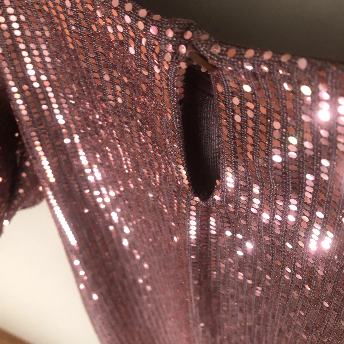 Rosa gllitrig klänning - 91