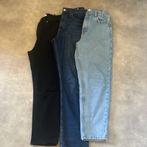 Jeans  - Säljar 3 jeans  Svart hm storlek 38 mom jeans oanvänd  Mörkt blåa hm storlek 38 vintage straight jeans nyskick använd ett par gånger  Ljusblå pull &bear storlek 38 mom jeans nyskick använd en gång  Ord pris: 200-300 Säljer alla tre för 300kr en för 120kr 