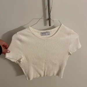 Bastopp - Nästintill oanvänd bastopp från Bershka, med massa stretch, croppad.  