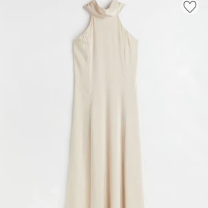 Satinklänning - Ljus, guldig satinklänning från HM, aldrig använd. Öppen i ryggen, halterneck. Sista bilden visar hur lång den är! 