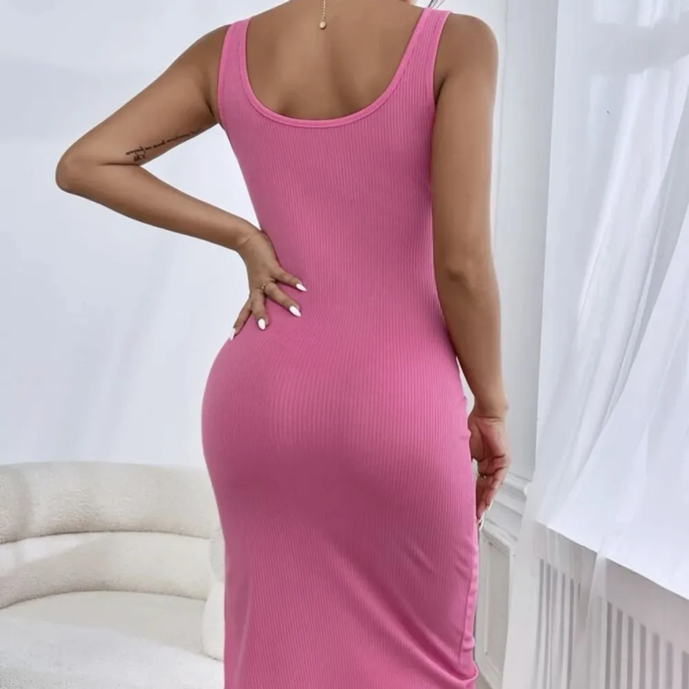 Söt rosa klänning, aldrig använd men prislapp borttagen.. Klänningar.