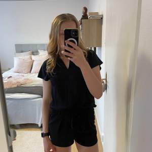 Svarta ”kostym” shorts med rosett i strl xs från BikBok. Superfina till sommaren. Jag är 165 cm lång.