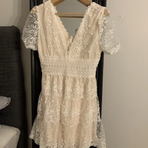 Studentklänning  - Säljer denna så fina klänning som passar perfekt till studenten och i sommar💕