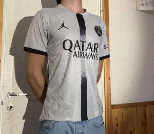 Paris saint germain psg tshirt - Ny Paris saint-germain psg jordan fotbollströja 2023. Samma design som spelarna använder. Autentiska designdetaljer med svettavvisande teknik som ger en matchredo look inspirerad av ditt favoritlag. Passar både S och M. Bortalag tröja